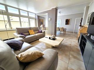 <p><span>Op zoek naar een verzorgde gezinswoning met een uitstekende ligging? Deze charmante woning op een perceel van </span><span>468m²</span><span> combineert rust, ruimte en een bijzonder centrale ligging in het hart van </span><span>Bonheiden</span><span>.</span></p><p><span>De woning bevindt zich in een zeer rustige straat, op wandelafstand van de dorpskern met winkels en scholen. Ook het openbaar vervoer en het </span><span>Imeldaziekenhuis</span><span> bevinden zich in de nabije omgeving. Voor liefhebbers van natuur en ontspanning is het nabijgelegen </span><span>kasteeldomein Zellaer</span><span> ideaal voor prachtige wandelingen.</span></p><p><span>Comfortabel en instapklaar.</span></p><p><span>De woning is bijzonder goed onderhouden en beschikt over heel wat </span><span>troeven</span><span>:<br />- Topligging en diep lopende tuin<br />- 4 slaapkamers, waarvan één op het gelijkvloers met mogelijkheid tot bureau of praktijkruimte<br />- Vernieuwde keuken en badkamer met ligbad en douche<br />- Ramen met dubbele beglazing<br />- Vrijstaand garage bijgebouw</span></p><p><span>Op het gelijkvloers vindt u een inkomhal die toegang geeft tot de gezellige woonkamer voorzien van ingemaakte kastenwand. Aansluitend bevindt zich de vernieuwde, volledig uitgeruste keuken met praktische berging. Verder zijn er een verzorgde badkamer, een afzonderlijk toilet en een veelzijdige kamer die kan worden ingericht als slaapkamer, bureau of praktijkruimte.</span></p><p><span>Op de eerste verdieping bevinden zich </span><span>twee slaapkamers</span><span>. Via een vaste trap bereikt u de tweede verdieping, waar een </span><span>zeer ruime vierde slaapkamer</span><span> werd ingericht met een slaap- en zitgedeelte.</span></p><p><span>De volledig omheinde tuin biedt volop privacy en beschikt over een </span><span>overdekt terras</span><span>, ideaal om heerlijk te genieten van het buitenleven.</span></p><p><span>Een absolute meerwaarde is de </span><span>dubbele garage met berging</span><span>, achteraan het perceel. Deze is bereikbaar via de </span><span>Kardinaal Cardijnlaan</span><span>, waardoor u de tuin en garage bijzonder gemakkelijk kunt bereiken via de achterliggende toegang. Eén ruimte doet dienst als garage, de andere als praktische buitenberging.</span></p><p><span> </span></p><p><span>Een woning met tal van mogelijkheden</span><span>. </span><span>Een uitstekende combinatie van </span><span>rustige ligging, centrale bereikbaarheid, vier slaapkamers en een aangename tuin</span><span>. </span></p><p><span>Interesse? Contacteer Dupont Vastgoed via 015 15 15 15 voor meer informatie of een bezoek.</span></p><p><span> </span></p>