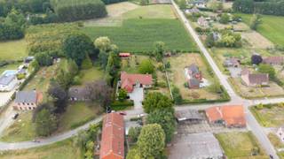 Aan de Kantonbaan in Ranst staat deze vrijstaande villa op een perceel van 3.126 m², omringd door rust en natuur. U woont hier te midden van wandel- en fietsroutes, met weids zicht op de velden en toch vlak bij Schilde, Zandhoven en Zoersel.
De inkomhal is royaal en licht, met natuurstenen vloer, granieten trap en dubbele smeedijzeren deur. De leefruimte biedt twee zithoeken rond een dubbele open haard, een eetkamer met grote raampartij en een volledig uitgeruste keuken met charmante oranjerie. Verder vindt u op het GLV een bureauruimte, voorraadberging, wasplaats met douche, dubbele garage en gastentoilet met maatvestiaire.
Op de verdieping: master bedroom (ca. 48 m²) met dressing en badkamer, 3 extra slaapkamers, 2e badkamer en apart toilet. De kelder met zij-ingang is ideaal als opslag, atelier of hobbyruimte.
De tuin biedt open zicht op de velden, drie paardenstallen met aparte oprit, sproeisysteem op putboring en aparte oprit.
TROEVEN
+ Fantastisch perceel van 3.126 m² met uitzicht op weilanden
+ Instapklare woning met warme en charmante afwerking
+ Prachtig aangelegde tuin met sproeisysteem op putboring
+ Energie-efficiënt: EPC C - dubbel glas, dak en isolatie in goede staat, centrale stookolieverwarming met vloerverwarming
+ Waterontharder
+ Alarmsysteem via smartphone
Voor meer informatie of een gratis waardebepaling van uw vastgoed kan u een aanvraag invullen op www.bauwensvastgoed.be of bellen op het nr. 03/345.88.99.