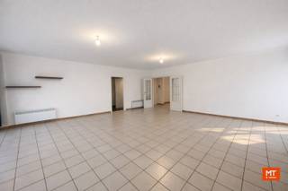 Appartement met 2 slaapkamers en garage te RoeselareDit lichtrijk appartement bevindt zich in het centrum van Roeselare. Het is gelegen op het tweede...