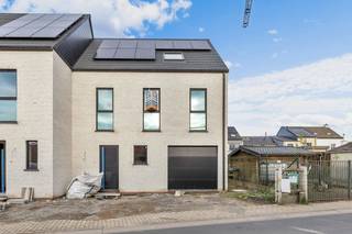 <p>Voor meer info of een bezoek, bel 054 69 39 31 - Op een ideale locatie in Denderhoutem bevindt zich <strong>deze prachtige nieuwbouwwoning</strong> met een moderne tijdloze architectuur. <strong>De woning zal volledig worden afgewerkt tegen de notariële akte</strong>. De woning omvat een ruime inkomhal, waar zich ook de trap naar boven bevindt alsook het apart toilet. Verder bereikt men <strong>de ruime en lichtrijke eet- en leefruimte met open keuken</strong>. Aanpalend aan de keuken bevindt zich een berging. Via de grote glaspartijen bereikt men <strong>het aangelegd terras en de aangelegde en afgesloten tuin</strong>. De woning is op het gelijkvloers ook voorzien van <strong>een ruime inpandige garage. </strong>Op de eerste verdieping bevindt zich een nachthal, <strong>twee slaapkamers</strong>, een badkamer (voorzien van bad, douche en dubbele lavabo) en een toilet. Op de tweede verdieping bevindt zich <strong>een derde ruime slaapkamer</strong> met aanpalende badkamer (voorzien van douche en lavabo) en een technische ruimte. Vloerverwarming met warmtepomp – <strong>E-peil onder 20 (korting betaling onroerende voorheffing gedurende 5 jaar) </strong>– Zonnepanelen – Grote bewoonbare oppervlakte.</p>
<p><strong>*Prijs vermeld in de advertentie betreft prijs excl. BTW en kosten</strong></p>