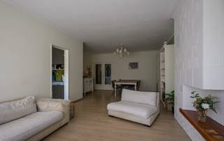 Het appartement bevindt zich op de eerste verdieping (bereikbaar via trap) van een kleinschalig, rustig gebouw. Bij binnenkomst kom je terecht in een centrale inkomhal, waar je aan de linkerkant twee geluidsarme slaapkamers aantreft. Tegenover de inkomhal ligt de badkamer met dubbele lavabo en ruime inloopdouche. Aan de rechterkant betreed je de lichte leefruimte aan de straatkant, voorzien van kamerbrede ramen die zorgen voor een overvloed aan daglicht. Vanuit de leefruimte bereik je de gezellige keuken, die eveneens aan de straatkant is gesitueerd. <br /><br />Tevens biedt dit appartement de ideale combinatie van stadsgemak en groene rust. Op loopafstand vind je grote supermarkten (AH, Carrefour, …), lokale winkels, scholen en uitstekende openbaarvervoerverbindingen. Dankzij de goede bereikbaarheid via belangrijke invalswegen is het woon-werkverkeer met de fiets of auto een fluitje van een cent. Een extra troef zijn de talloze groene oases in de buurt: in een paar minuten wandel je naar bvb het Floris Primspark, Fort 2 en 3, Boekenbergpark of de Drakenhoftuintjes, … <br /><br />Troeven <br />✅ EPC-label B (energiezuinig) <br />✅ Centrale ligging met alle voorzieningen op loopafstand <br />✅ Groene omgeving met parken en wandelpaden in de directe buurt <br />✅ Lichtrijk dankzij grote ramen in leefruimte en keuken <br />✅ Rustige woonomgeving in een kleinschalig gebouw <br /><br />Indien u graag meer info wenst of een bezichtiging wil inplannen, kan u mij steeds contacteren via: laureyssensjoke@hotmail.com of 0470584015. GEEN IMMO.<br />