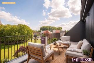 <p><span>AANKOOP MOGELIJK AAN 2% REGISTRATIERECHTEN</span></p><p><span>Wonen op niveau krijgt een nieuwe betekenis in dit stijlvolle penthouse, gelegen op de bovenste verdieping van een recente residentie in het centrum van Grobbendonk. Het appartement werd opgeleverd in 2026 en combineert hedendaags design, hoogwaardige technieken en een uitzonderlijk gevoel van ruimte en licht.</span></p><p><span>Een bijzonder interessante troef? Het appartement wordt verkocht onder registratierechten en kan, indien u aan de wettelijke voorwaarden voldoet, aangekocht worden aan het verlaagde tarief van </span><span>2% registratierechten</span><span>.</span></p><h3><span>Licht, ruimte en twee terrassen. </span></h3><p><span>De leefruimte vormt zonder twijfel het hart van het appartement. Royale raampartijen zorgen gedurende de hele dag voor een prachtige lichtinval en versterken het open en ruimtelijke karakter.</span></p><p><span>Vanuit de woonkamer heeft u rechtstreeks toegang tot het ruime, zuidgerichte terras, waar binnen en buiten naadloos in elkaar overvloeien. Een heerlijke plek om te genieten van de zon. Op het terras bevindt zich bovendien een geïntegreerde buitenberging, ideaal voor tuinmeubilair en andere praktische benodigdheden.</span></p><p><span>De open, volledig ingerichte keuken sluit mooi aan bij de leefruimte en versterkt het gevoel van openheid en comfort. Aansluitend bevindt zich een praktische berging met aansluitingen voor wasmachine en droogkast.</span></p><p><span>Aan de rustige achterzijde van het gebouw bevinden zich twee volwaardige slaapkamers, die beide toegang bieden tot een tweede terras. Dankzij de buitenruimtes aan beide zijden van het appartement geniet u op verschillende momenten van de dag van zon of schaduw.</span></p><p><span>De stijlvolle badkamer is uitgerust met een ruime inloopdouche en modern lavabomeubel. Daarnaast beschikt het appartement over een afzonderlijk gastentoilet.</span></p><h3><span>Comfort tot in elk detail. </span></h3><p><span>Ook de afwerking werd zorgvuldig uitgedacht. Van professioneel uitgewerkte lichtpunten tot strategisch geplaatste stopcontacten: alles werd voorzien met het oog op hedendaags wooncomfort en toepassingen zoals audio en smart home.</span></p><p><span>Op energetisch vlak is het appartement helemaal klaar voor de toekomst. </span><span>Vloerverwarming en -koeling, een warmtepomp, zonnepanelen en ingebouwde screens</span><span> zorgen voor een aangenaam binnenklimaat en een uitstekende energieprestatie met </span><span>EPC-label A</span><span>.</span></p><h3><span>Centraal wonen in Grobbendonk.</span></h3><p><span>Het penthouse geniet van een uitstekende ligging in het centrum van Grobbendonk. Winkels, horeca, openbaar vervoer en andere dagelijkse voorzieningen bevinden zich op wandelafstand. Zo geniet u van alle voordelen van een centrale ligging, zonder in te boeten aan rust en woonkwaliteit.</span></p><h3><span>Extra bergruimte inbegrepen, garage optioneel.</span></h3><p><span>Het gebouw beschikt over een lift en een gemeenschappelijke fietsenberging alsook vuilbakkenberging voor extra gebruiksgemak.</span></p><p><span>Bij het appartement hoort bovendien </span><span>een private kelderberging, gratis inbegrepen in de aankoopprijs</span><span>. Ideaal voor het opbergen van seizoensgebonden spullen of extra voorraad.</span></p><p><span>Wie graag over een eigen afgesloten parkeerplaats beschikt, kan </span><span>optioneel een garagebox met elektrische poort aankopen</span><span>. De garagebox is dus </span><span>niet verplicht mee aan te kopen</span><span>. Er is bovendien de mogelijkheid om een laadpunt voor een elektrische wagen te installeren.</span></p><h3><span>Interesse?</span></h3><p><span>Een recent en instapklaar penthouse met twee terrassen, twee slaapkamers, EPC-label A én de mogelijkheid om het appartement onder voorwaarden aan </span><span>2% registratierechten</span><span> aan te kopen: een combinatie die u niet vaak tegenkomt.</span></p><p><span>Bent u op zoek naar een energiezuinige en hoogwaardig afgewerkte thuis op een centrale locatie? Neem dan gerust contact op voor meer informatie of een bezoek ter plaatse.</span></p><p><span> </span></p>