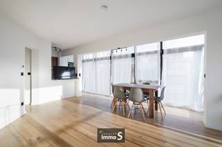 Instapklaar appartement gelegen op centrale doch rustige ligging, op wandelafstand van zee. <br /><br />Het appartement (1<sup>ste</sup> verdiep) bestaat uit: inkomhal, apart toilet, badkamer met inloopdouche, 3 slaapkamers, woonkamer met open keuken en 2 terrassen. <br />Er is de mogelijkheid tot aankoop van afgesloten garagebox met parkeerplaats. (ook de 2 andere appartementen zijn te koop in dit gebouw)<br /><br />Enkele troeven: parket, CV op gas met vloerverwarming, lichtrijk dankzij grote raampartijen. <br />Gelegen in kleinschalige residentie zonder lift = zeer lage gemeenschappelijke kosten. <br />Rustige ligging op wandelafstand van lokale handelaars, horeca & het strand. <br /><br />(vg,wg,gvv,gvkr,gmo, epc B uc: 3725884-RES-1 , P&G score A)
