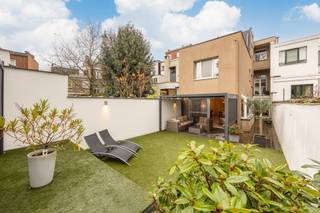 <p><span>Maison de ville rénovée avec min. 3 chambres à coucher et espace de pratique à Berchem. </span></p><p><span> </span></p><p><span>Rez-de-chaussée</span><span>: </span></p><p><span>Hall d'entrée de 19 m² avec vestiaire. </span></p><p><span>Bureau et salle de pratique de 30 m² sur carreaux de céramique avec armoires encastrées. </span></p><p><span>Garage intérieur de 21,5 m² avec porte basculante automatique. </span></p><p><span> </span></p><p><span>1er étage</span><span>: </span></p><p><span>Cage d'escalier. </span></p><p><span>Séjour de 35 m² sur parquet (chevrons). </span></p><p><span>Hall d'entrée. </span></p><p><span>Toilettes séparées. </span></p><p><span>Cuisine équipée de 14 m² sur carrelage céramique avec : </span></p><p><span>-plan de travail en pierre naturelle </span></p><p><span>-1,5 évier </span></p><p><span>-plaque de cuisson au gaz 4 feux </span></p><p><span>-four électrique </span></p><p><span>-hotte aspirante </span></p><p><span>-Quooker </span></p><p><span>-four à vapeur </span></p><p><span>-four à micro-ondes </span></p><p><span>-plateau de petit-déjeuner </span></p><p><span>Hall de nuit avec armoire encastrée. </span></p><p><span>Chambre à coucher principale sur parquet avec armoire encastrée. </span></p><p><span>Salle de bain attenante de 10.5 m² sur carrelage céramique avec : </span></p><p><span>-baignoire </span></p><p><span>-douche à l'italienne </span></p><p><span>-double lavabo sur meuble </span></p><p><span>-toilettes </span></p><p><span> </span></p><p><span>2ème étage</span><span>: </span></p><p><span>Cage d'escalier. </span></p><p><span>Hall de nuit avec toilettes séparées. </span></p><p><span>2 chambres de 20 m² et 15.5 m² respectivement, toutes deux sur parquet. </span></p><p><span>Salle de bain de 8 m² avec : </span></p><p><span>-douche à l'italienne </span></p><p><span>-double lavabo </span></p><p><span>-armoire encastrée </span></p><p><span>Kitchenette de 8 m² sur carrelage. </span></p><p><span> </span></p><p><span>Jardin spacieux orienté nord-ouest avec : </span></p><p><span>-une terrasse couverte de 18.5 m² </span></p><p><span>-terrasse ouverte </span></p><p><span>-jacuzzi couvert </span></p><p><span> </span></p><p><span>Sous-sol en partie dont buanderie de 13 m² et cave de stockage. </span></p><p><span> </span></p><p><span>PARTICULARITES : </span></p><p><span>Nombreuses possibilités. </span></p><p><span>Alarme. </span></p><p><span>Interphone. </span></p><p><span>2 places de parking devant la propriété. </span></p><p><span> </span></p><p><span>Informations urbanistiques : pas de permis disponible, pas de permis de lotir, pas de préemption, pas de mesure d'assainissement social imposée, zone résidentielle. </span></p>