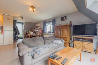 Vandaag nemen we je mee naar de rustige gemeente Bornem. De gemeente staat bekend voor zijn wondermooie fietsroutes doorheen de natuur en natuurlijk de alombekende dodentocht. Scholen, recreatiecentra en openbaar vervoer bevinden zich in een straal van 1km. Verder bevinden zich ook winkels en lokale restaurants op wandelafstand.<br /><br />Wanneer we binnenkomen, betreden we de ruime leefruimte met geïnstalleerde, open keuken.<br />Via de leefruimte treffen we de eerste comfortabele slaapkamer.<br />Wanneer we verder doorlopen op deze verdieping, kunnen we de uitgeruste badkamer terugvinden en een gastentoilet.<br /><br />Via de trap, komen we op de bovenverdieping terecht. Hier kunnen we twee ruime slaapkamers terugvinden en een bergruimte.<br /><br />Tevens beschikt dit appartement over een ruim terras met zicht op water.<br />Genieten van een aperitief was nog nooit zo aangenaam.<br /><br />Het appartement is energiezuinig (EPC-label B) en leent zich perfect tot vastgoedinvestering.<br /><br />Heb je interesse in een duplex appartement met drie slaapkamers?<br />Neem gerust contact op via roy@julimmo.be of 0498 62 74 71.