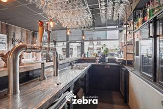 Altijd al gedroomd van een eigen zaak? Dit zeer ruime handelspand combineert een volledig ingerichte horecazaak met een ruime en zeer moderne privéwoning, ideaal om wonen en werken te combineren. De handelszaak is gelegen in het centrum van Pittem en dankzij verschillende invalswegen alsook veel doorgaand verkeer zal jouw handelszaak zeker goed gezien worden!<br />Dankzij genoeg parkeergelegenheid op wandelafstand kan je ook alle klanten het nodige comfort aanbieden.<br /><br />Het handelspand is momenteel ingericht als café met een aparte zaal, keuken, toiletten, een garage en terras.<br /><br />De woonst is volledig gerenoveerd, heeft een moderne inrichting en biedt veel ruimte met een grote open keuken, leefruimte, badkamer, twee slaapkamers en een polyvalente ruimte, momenteel ingericht als bureau. Er is ook een mezzanine in de leefruimte alsook een zolder met vaste trap op het tweede verdiep die nog volledig ingericht kan worden naar jouw eigen smaak.  Voorzieningen zoals een gaskachel, airco .. bieden nog extra comfort!<br /><br />Bestuursmaatregelen in het maatregelenregister: nee<br /><br /><strong>Ook wild geworden van deze thuis?<br />Twijfel niet langer en leg vandaag nog jouw bezoek vast!</strong>