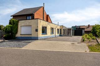 Deze instapklare starterswoning met één slaapkamer is rustig gelegen op een perceel van 601 m², op wandelafstand van het centrum van Balen, winkels en het openbaar vervoer.<br /><br />Bij het betreden van de woning komen we in de lichtrijke woonkamer, waar de grote raampartijen zorgen voor een aangename natuurlijke lichtinval. De pelletkachel creëert bovendien een warme en gezellige sfeer. Aansluitend bevindt zich de ruime slaapkamer, die voldoende plaats biedt voor een comfortabel slaapkamer met praktische kastruimte.<br /><br />Verder beschikt de woning over een functionele keuken met voldoende opbergmogelijkheden. Naast de keuken bevinden zich de wasberging, voorzien van een aansluiting voor een wasmachine, en de badkamer.<br /><br />De veranda vormt een aangename extra leefruimte en biedt een mooi uitzicht op de tuin, waardoor u het hele jaar door geniet van een optimaal binnen-buitengevoel.<br /><br />Een absolute troef is het ruime perceel van 601 m² met een vrijstaande garage en een praktische berging. Bovendien biedt de woning interessante uitbreidingsmogelijkheden, waardoor het bewoonbare volume eenvoudig aanzienlijk kan worden vergroot – ideaal voor wie op zoek is naar een woning met toekomstpotentieel.<br /><br />Dit pand is onderworpen aan de renovatieverplichting van de Vlaamse overheid voor residentiële gebouwen (behoudens bij sloop binnen 6 jaar na de aankoop). Consulteer voor meer informatie de website van het Vlaams Energie- en Klimaatagentschap via https://www.vlaanderen.be/een-huis-of-appartement-kopen/renovatieverplichting-voor-residentiele-gebouwen.<br /><br />Mogelijke financiële tegemoetkomingen (indien u aan de voorwaarden voldoet): sloop & heropbouw of renovatie aan 6% BTW, premies voor renovatie en de Mijn VerbouwLening (tot € 60.000).