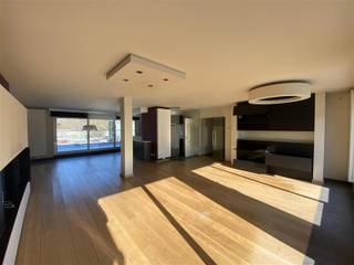 AALST - Exclusief Duplexappartement met grote garage.<br /><br />Inschrijven voor het geplande kijkmoment kan via onze website => www.immoderas.be/afspraak-instructies<br /><br />Net buiten het centrum van Aalst is dit uniek appartement gelegen in een stijlvolle residentie. Gezien het centrum vlakbij is, zijn de mogelijkheden qua winkels, sport &amp; recreatie, scholen &amp; openbaar vervoer zeer divers. Met de wagen bereik je vlot de E40 en invalswegen.<br /><br />Het appartement is uniek binnen zijn segment door het gebruik van kwalitatieve &amp; duurzame materialen én hoogwaardige toestellen.<br /><br />Bij het betreden van het appartement kom je binnen in een ruime inkomhal met apart gastentoilet en vestiaire. Via een glazen deur begeeft u zich in licht badende leefruimte voorzien van een stijlvol parket . De leefruimte is volledig voorzien van designradiatoren &amp; armaturen, ingemaakte kasten &amp; een gezellige inbouwcassette. De open keuken,d ie deel uitmaakt van de leefruimte, omvat onder meer een ontbijteiland,een Liebherr koelkast en diverse MIELE-toestellen waaronder een vaatwasser, microgolfoven, combi-oven en inductiekookplaat. Naast de keuken is er een ruime berging waar tevens een wasmachine &amp; droogkast kunnen aangesloten worden. De leefruimte beschikt langs beide zeiden over een ruim terras. Het terras aan de achterzijde herbergt nog een kleine bergruimte én is voorzien van een zonneluifel, alsook beschikken de ramen over screens.<br /><br />Via de stijlvolle trap in de inkomhal bereik je de bovenverdieping die 2 ruime kamers en apart toilet omvat. Slaapkamer 1 beschikt over een grote ingemaakte wandkast &amp; badkamer met dubbele wastafel, ligbad en ruime douche in een tijdloos design. Slaapkamer 2 beschikt eveneens over ingemaakte kasten, een inloopdouche en wastafel. Beide slaapkamers zijn voorzien van automatische verduistering.<br /><br />Als extra troeven beschikt dit pand over een ruime garage die plaats biedt aan een wagen en verschillende motoren of fietsen, een centraal stofzuigsysteem, kelderberging én een staanplaats.<br /><br />AK: €170