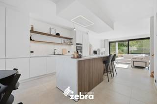 Bij de verkoop van deze woning wordt gewerkt met een <strong>RICHTPRIJS.</strong><br />Elk prijsvoorstel hoger of lager dan deze richtprijs wordt voorgelegd aan de verkoper(s), die dit al dan niet kan aanvaarden.<br /><br />Deze recente (2023), energiezuinige (EPC-label A en zonnepanelen) woning is gelegen in een bijzonder aangename, kindvriendelijke en rustige woonwijk, op de grens van Destelbergen, Sint-Amandsberg en Oostakker vlakbij 'Brouwerij Haeseveld'. Een groot speelpark in de wijk maakt de omgeving extra aantrekkelijk voor gezinnen met kinderen. De ligging combineert rust met een uitstekende bereikbaarheid: de R4 is vlot bereikbaar en het centrum van Gent ligt op slechts circa 15 minuten fietsen. Ook winkels, scholen, openbaar vervoer, ... bevinden zich in de nabije omgeving.<br /><br />Bij het binnenkomen valt meteen de verzorgde afwerking op. De inkomhal is voorzien van een praktische maatwerkvestiaire met geïntegreerde opbergruimte en geeft toegang tot een afzonderlijk gastentoilet met lavabo. Via de stalen deur komt u terecht in de lichtrijke leefruimte, waar keuken, eetplaats en zithoek op een open en aangename manier met elkaar verbonden zijn. Grote raampartijen zorgen voor veel natuurlijk licht, prachtig uitzicht op het groen en creëren een mooie verbinding met de tuin.<br />De luxueus ingerichte keuken vormt het hart van de woning en beschikt over een royaal kookeiland met zitplaatsen. Ze is volledig uitgerust met hoogwaardige toestellen, waaronder een stoomoven (Miele), oven (AEG), inductiekookplaat (AEG), dampkap, koelkast, vaatwasser en spoelbak. Verder is er op het gelijkvloers een praktische berging.<br /><br />Op de eerste verdieping bevinden zich de nachthal met drie slaapkamers, waarvan één met ruimte voor een dressing. De badkamer is comfortabel ingericht met een ligbad, douche en dubbele wastafel. Een afzonderlijk toilet vervolledigt deze verdieping.<br /><br />De tweede verdieping bestaat momenteel uit een ruime zolder van circa 42,5 m² met voorzieningen en een raam. Deze biedt bijzonder veel extra bergruimte en kan naargelang de behoeften voor verschillende doeleinden worden benut. Een vierde slaapkamer en eventueel een vijfde slaapkamer is hier zeker mogelijk.<br /><br />Ook buiten is het aangenaam vertoeven met een prachtig uitzicht op het groen. Via de leefruimte is er toegang tot het zonneterras en de zuidgerichte tuin met uitweg achteraan naar de carport met laadpaal en oprit voor meerdere wagens.<br /><br />Daarbovenop geniet deze gezinswoning over vliegenramen, ventilatiesysteem D, regenwaterput (10.000 l), videofoon, vloerverwarming, zonnepanelen, laadpaal, ...<br /><br /><strong>Ook wild geworden van deze thuis? <br />Twijfel niet langer en leg vandaag nog uw bezoek vast! </strong>