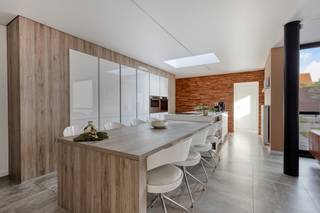 In het centrum van wetteren bevindt zich dit instapklaar huis. De woning onderging een grondige renovatie waarbij modern comfort en een gezellige sfeer centraal staan,de woning is gelegen in een woonerf,op wandelafstand van scholen winkels en station.Indeling van de woning.:-inkomhal met dressing -garage 20m2-sfeervolle woonkamer met open keuken 50m2-appart toilet-moderne badkamer met kwalitatief afwerking 12m2- gezellige stadstuin met terras 50m2Boven- 4 volwaardige slaapkamers van 14 m2-appart toilet - grote zolderruimte met mogelijkheden 60m2Het dak is voorzien van 12 zonnepanelen van elk 560De algemene voorwaarden van Dewaele DIY kunt u steeds raadplegen via dewaele.com.Bestuursmaatregelen in het maatregelenregister: nee