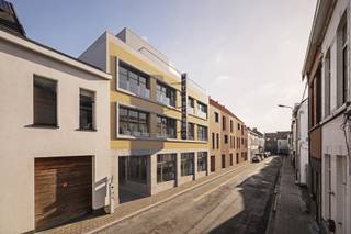 INSTAPKLAAR WONEN IN HET HART VAN KORTRIJK
Op zoek naar een nieuwe thuis waar je meteen van kan genieten? Dit instapklare nieuwbouwappartement in De Stokerie combineert comfortabel wonen met een centrale ligging in Kortrijk.
Je woont aan de Veemarkt, vlak bij Shopping K en op wandelafstand van winkels, horeca, het station en scholen. Tegelijk geniet je van een autoluwe woonomgeving met een publieke binnentuin.
Het appartement bevindt zich op de derde verdieping en beschikt over 78,14 m² bruto woonoppervlakte, 2 slaapkamers en 1 badkamer. Een absolute troef is het bijzonder ruime terras van maar liefst 34,13 m², dat de leefruimte mooi naar buiten verlengt.
Troeven:
78,14 m² bruto woonoppervlakte
2 slaapkamers
1 badkamer
ruim terras van 34,13 m²
derde verdieping
instapklaar nieuwbouwappartement
centrale ligging in Kortrijk
autoluwe woonomgeving
Wil je het appartement zelf ontdekken? Kom langs tijdens onze komende opendeurdagen of contacteer ons via 0472 89 60 18 voor meer info of een bezoek.