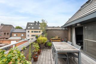 <strong>Ben je op zoek naar een instapklaar duplexappartement met 2 slaapkamers en zuidgericht terras in het centrum van Erembodegem? Zo gevonden! </strong>
<p>In het centrum van Erembodegem, op wandelafstand van winkels, scholen, openbaar vervoer en het treinstation, bevindt zich dit verzorgde en instapklare duplexappartement met een bewoonbare oppervlakte van 85 m². Dankzij de centrale, residentiële ligging geniet je van alle dagelijkse voorzieningen binnen handbereik. Bovendien beschikt het appartement over een gunstig EPC-label B (107 kWh/m²jaar), een conforme elektrische installatie, centrale verwarming op aardgas, hoogrendementsbeglazing en een videofoon, wat garant staat voor een comfortabel en energiezuinig wooncomfort.</p>
<p>Via de inkomhal kom je terecht in de lichtrijke leefruimte met aansluitende eetkamer. De volledig uitgeruste keuken beschikt over een keramische kookplaat, oven, microgolfoven, dampkap, koelkast, vaatwasser en een spoelbak. Aansluitend bevindt zich een praktische berging met aansluiting voor wasmachine en droogkast. Op deze verdieping vind je eveneens een apart gastentoilet met handenwasser.</p>
<p>De duplexverdieping omvat twee slaapkamers, beide voorzien van praktische ingemaakte kasten. De badkamer is uitgerust met een douche, wastafel en een tweede toilet.</p>
<p>Als extra troef beschikt het appartement over een zonnig, zuidgericht terras (met berging) waar je in alle rust kan genieten van het buitenleven. Daarnaast zijn er een private parkeerplaats, en een gemeenschappelijke fietsenstalling aanwezig. De privatieve staanplaats dient verplicht mee aangekocht te worden aan een prijs van € 19.000 (niet inbegrepen in de vraagprijs).<br /><br />Interesse? Neem dan snel contact met ons op voor meer informatie of een bezoek ter plaatse!</p>