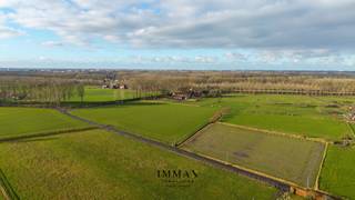 Dit uitgestrekte perceel weiland van ca. 27.566 m² geniet een rustige, landelijke ligging aan de Broekweg in Sint-Kruis, nabij de Damse Vaart. Ideaal als landbouwgrond, weidegrond of voor agrarisch gebruik. Het perceel is gelegen in agrarisch gebied en biedt volop ruimte in een groene, open omgeving.<br /><br />Voor verdere informatie contacteer Wout op 0475 96 59 38 of mail naar Wout@immax.be.