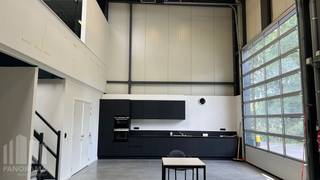 Uitstekend gelegen<strong> </strong>kantoorruimte te huur in combinatie met magazijn, op slechts 3 minuten van op- en afrit 23 Turnhout-West van de <strong>E34</strong>. Deze strategische ligging garandeert een vlotte bereikbaarheid richting Antwerpen en Nederland.<br /><br />De instapklare kantoren hebben een oppervlakte van 525 m² en zijn<strong> volledig uitgerust </strong>met onder meer een kitchenette, sanitair, airconditioning, zonnewering en zonnepanelen. Daarnaast zorgen de vele raampartijen voor een lichtrijke werkomgeving.<br /><br />Het magazijn van 144 m² beschikt over een <strong>vrije hoogte van 6 m </strong>en is toegankelijk via een <strong>sectionale poort </strong>(4 m breed x 4,5 m hoog). Daarnaast is de ruimte uitgerust met een polybetonvloer (draagkracht 3T/m²) en lichtstraat met rookluik.<br /><br />Het pand beschikt tevens over parkeermogelijkheden met laadpalen.<strong> Onmiddellijk beschikbaar!</strong><br /><br />Voor bijkomende informatie of een plaatsbezoek kan u contact opnemen met <strong>PANORAMA B2B</strong> op <strong>011 220 500.</strong>