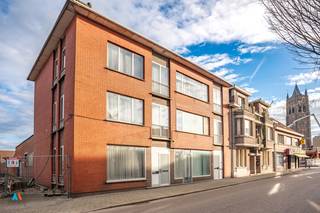 Opbrengsteigendom met handelsruimte en woonunits in Sint-LenaartsInvesteren, wonen én ondernemen op een toplocatie?Deze eigendom in het centrum van...