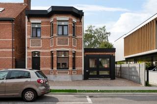 Sommige woningen hebben een sfeer die moeilijk te creëren valt. Deze charmante halfopen woning werd doorheen de jaren <strong>met zorg gerenoveerd, met respect voor haar authentieke karakter én aandacht voor hedendaags wooncomfort</strong>. Hoge plafonds, sierlijke moluren en originele vloeren worden afgewisseld met meer eigentijdse elementen en zorgen samen voor een warme, tijdloze uitstraling.<br /><br />Ook de ligging is bijzonder sterk: de Veldlei bevindt zich <strong>pal in het centrum van ’s-Gravenwezel</strong>, waardoor winkels, horeca en dagelijkse voorzieningen eenvoudig te voet bereikbaar zijn. Ook openbaar vervoer bevindt zich vlakbij en de wekelijkse markt ligt op korte wandelafstand. Zo geniet u van het gemak van centraal wonen, terwijl u achteraan over een eigen zonnige tuin beschikt.<br /><br /><strong>Indeling</strong><br />Vooraan is een parkeerplaats voorzien. De woning kan zowel via de inkomhal als via de zijkant worden betreden, waarbij die laatste toegang rechtstreeks naar de keuken leidt, bijzonder praktisch in het dagelijkse gebruik.<br /><br />Via de voordeur komt het karakter van de woning meteen tot zijn recht: <strong>hoge plafonds, authentieke vloeren en fraaie moluren</strong> zetten onmiddellijk de toon. Vanuit de inkomhal bereikt u zowel de woonkamer als de keuken.<br /><br />De woonkamer sluit aan op een veelzijdige ruimte die naar wens kan worden ingericht als eetkamer, bureau of speelkamer. Verder bevindt zich een afzonderlijke polyvalente bureau- of hobbyruimte, die bovendien rechtstreeks van buitenaf toegankelijk is en daardoor verschillende gebruiksmogelijkheden biedt.<br />De keuken met gezellige eet- of ontbijthoek werd afgewerkt met een strakke betonnen gietvloer en vormt een mooi hedendaags contrast met de authentieke elementen elders in de woning. Vanuit de keuken bereikt u rechtstreeks het terras en de tuin.<br />Op het gelijkvloers bevindt zich verder een badkamer met douche, ligbad en lavabomeubel.<br /><br /><strong>Eerste verdieping</strong><br />Op de eerste verdieping bevinden zich <strong>drie slaapkamers.</strong><br />Tot slot beschikt de woning over een praktische kelder.<br /><br /><strong>Tuin</strong><br />Achteraan wacht een <strong>onderhoudsvriendelijke zuidgerichte tuin</strong> met een gezellig terras. Dankzij de gunstige oriëntatie vormt dit een aangename, zonnige buitenplek die mooi aansluit op het karakter en de schaal van de woning.<br /><br /><strong>Bijzonderheden</strong><br />Het <strong>recent vernieuwde en geïsoleerde dak</strong>, de zuidgerichte tuin en vooral de combinatie van authentieke elementen met zorgvuldig gekozen hedendaagse ingrepen maken deze woning tot een bijzonder charmant geheel op een toplocatie in ’s-Gravenwezel.