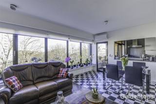 <p>Recent volledig vernieuwd en instapklaar appartement gelegen op de 4de verdieping van een verzorgd en perfect onderhouden gebouw. Ideaal gesitueerd aan de Groenenborgerlaan met vlotte verbinding naar belangrijke uitvalswegen, universiteiten, winkels en scholen. Bovendien bevindt u zich op wandelafstand van diverse parken en openbaar vervoer, wat zorgt voor een perfecte combinatie van bereikbaarheid en groen.<br />Indeling: ruime inkomhal met praktische ingemaakte kasten, royale en lichtrijke leef- en eetruimte met grote raampartijen en een prachtig open uitzicht, moderne volledig ingerichte keuken met rechtstreekse toegang tot een ruim balkon, drie volwaardige slaapkamers en een stijlvolle badkamer met inloopdouche.<br />Bijzonderheden:<br />Airconditioning aanwezig<br />Kelderberging inbegrepen<br />Goede EPC-score (B)<br />Perfect onderhouden gebouw<br />Lage maandelijkse kosten<br />Zoveel ruimte (125m2) 3 volwaardige slaapkamers, alle comfort en kwaliteit op deze topligging is zeldzaam.<br />Maak nu snel uw afspraak voor onze eerste bezoekdag op zaterdag 14 maart en mis deze unieke opportuniteit niet!</p>