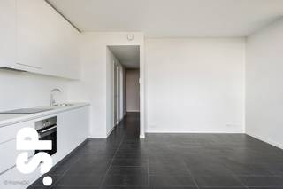 Het appartement heeft de volgende indeling: Men komt binnen via de inkomhal met een apart toilet en een berging (aansluiting wasmachine). Van hieruit kan men naar de lichtrijke leefruimte met eetkamer en een open en volledig geïnstalleerde keuken. Aangrenzend aan de leefruimte is een ruim terras voorzien. Voorts is er 1 slaapkamer aanwezig met aansluitend een dressing en een ingerichte badkamer met inloopdouche.<br /><br />In de kelder is nog een privatieve berging voorzien + een gemeenschappelijke fietsenberging.<br /><br />- EPC = 97 kWh/m²<br />- € 50 algemene onkosten per maand (inclusief brandverzekering)<br />- Mogelijkheid tot bij huren van een ondergrondse autostaanplaats aan € 85 + € 12,10 algemene onkosten per maand<br />- Kleine huisdieren zijn bespreekbaar<br /><br />Residentie "BELLE FONTAINE" is de allerlaatste fase van het unieke project op de terreinen van de voormalige Anco fabriek te Turnhout. Gelegen langs het kanaal Dessel-Schoten en aan de jachthaven 'De Nieuwe Kaai' biedt dit project zijn bewoners rustig wonen op een bijzonder fraaie locatie aan het water en in het groen. In de directe omgeving bevinden zich verschillende drank- en eetgelegenheden, winkels, haltes openbaar vervoer, enz.... De op- en afritten Turnhout-West en Turnhout-Centrum van de snelweg E34 Eindhoven-Antwerpen zijn nabij.<br /><br />Voor bijkomende informatie of een bezoek ter plaatse kan u steeds contact opnemen met Immo S|P op 014/59.10.20. of via info@immosp.be