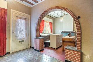Vandaag nemen we je mee naar de gemeente Bornem, waar we een bijzonder interessante kans terugvinden voor wie op zoek is naar een project op een centrale ligging.<br /><br />De bestaande woning komt in aanmerking voor afbraak of een grondige totaalrenovatie. De grote troef van dit pand? Er zijn reeds plannen én een omgevingsvergunning verkregen voor de afbraak van de bestaande woning en het bouwen van een nieuwe eengezinswoning.<br /><br />De vergunde plannen maken het mogelijk om hier een volledig nieuwe woning te realiseren, afgestemd op de hedendaagse woonbehoeften. De plannen bevatten drie slaapkamers, twee badkamers en een in te richten zolder met vaste trap.<br /><br />Het perceel bevindt zich in een bestaande woonomgeving waar voornamelijk eengezinswoningen in gesloten en halfopen bebouwing voorkomen. De gemeente beoordeelde het vergunde ontwerp als verenigbaar met de goede ruimtelijke ordening.<br />Een mooie opportuniteit dus voor wie zelf een woning wil realiseren, maar het vergunningstraject voor een nieuwbouwproject grotendeels achter zich wil laten.<br /><br />Heb je interesse in deze unieke bouwkans in Bornem?<br />Contacteer ons gerust via bryann@julimmo.be of 0492 86 51 03.