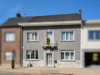 <br />RUIME GEZINSWONING met 5 SLAAPKAMERS en een BEWOONBARE OPPERVLAKTE van ca. 270 m², gelegen op een CENTRALE LIGGING te Dikkelvenne (Gavere). Dankzij de VLOTTE BEREIKBAARHEID en NABIJHEID van winkels, scholen en invalswegen vormt deze woning de IDEALE THUISBASIS voor gezinnen die RUIMTE zoeken. De woning beschikt over een PRAKTISCHE en DOORDACHTE INDELING met TAL VAN MOGELIJKHEDEN.<br />Via de ruime inkomhal met gastentoilet heeft u toegang tot de open leefruimte met moderne ingerichte keuken en toegang tot de kelder. Daarnaast bevindt zich op het gelijkvloers een ruime polyvalente ruimte, momenteel ingericht als bureauruimte, ideaal voor thuiswerk of hobby. Op de 1ste verdieping bevinden zich 3 slaapkamers en een ingerichte badkamer. Via een vaste trap bereikt u de zolderverdieping, waar nog 2 bijkomende slaapkamers werden ingericht.<br />Buitenshuis beschikt deze woning over een knusse, deels overdekt terras, waar u in alle rust kan genieten.<br />Mogelijkheid tot aankoop van een binnenautostaanplaats mogelijk! <br /><br />Adres: Nijverheidsstraat 45 te Dikkelvenne (Gavere)<br /><br />EPC: 352kWh/m², G-score en P-score B, Geen renovatieverplichting van toepassing, bestuursmaatregelen in maatregelenregister: Nee