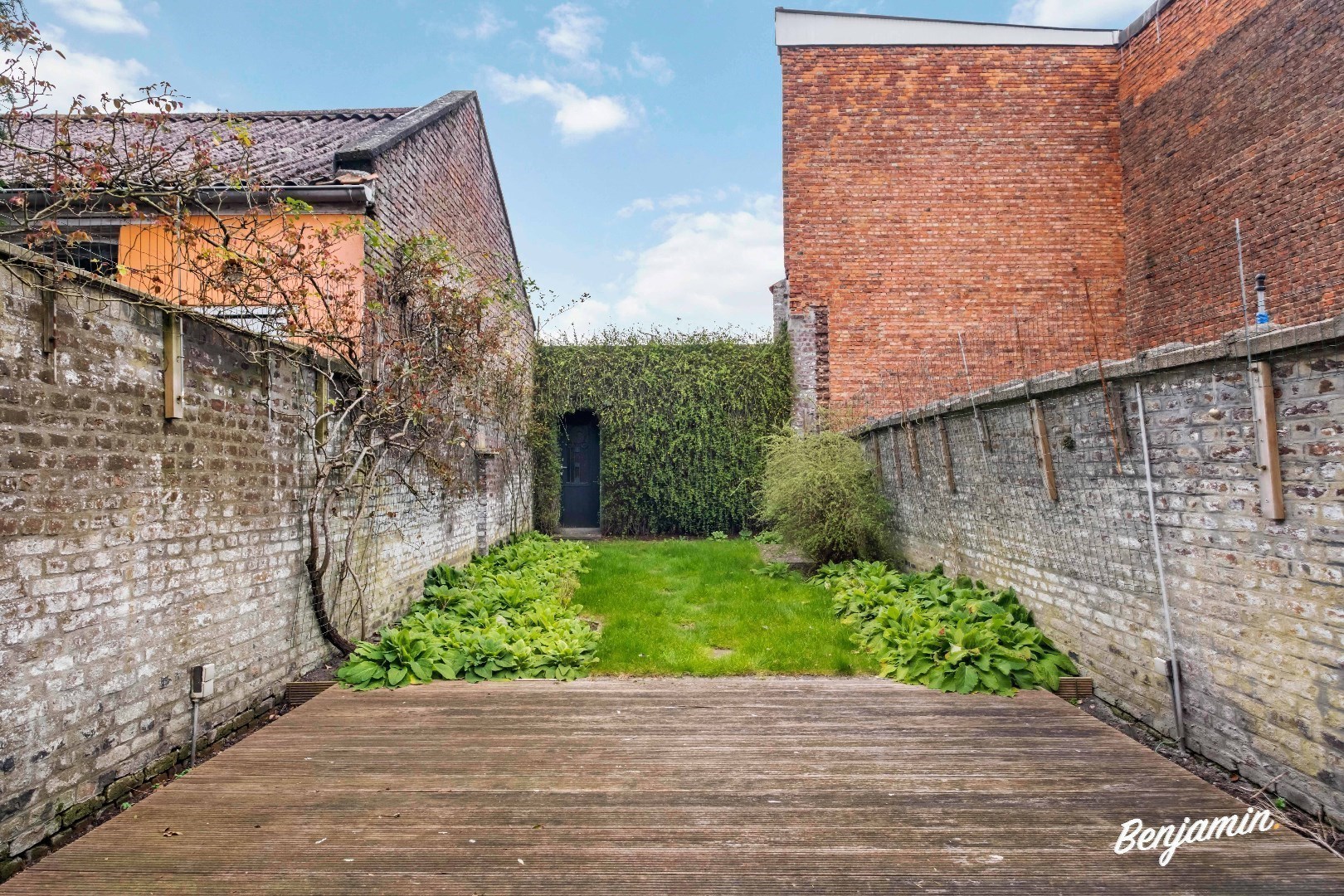 Spacious, well-maintained terraced house with 4 bedrooms, garden, and garage in a central location in Menen. - photo 3