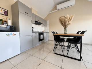<p><span>Lichtrijk en instapklaar dakappartement met 2 slaapkamers in het centrum van Buggenhout.</span></p><p><span>Op zoek naar een gezellig appartement met een aangename ligging én een energiezuinig karakter? Dit instapklare dakappartement bevindt zich op de bovenste verdieping van residentie Manager, centraal gelegen in Buggenhout en op wandelafstand van het station en de winkelstraat.Met een bewoonbare oppervlakte van ca. 62 m² beschikt het appartement over een praktische en aangename indeling. De leefruimte geniet van een mooie natuurlijke lichtinval en sluit aan op de volledig ingerichte keuken. Verder zijn er twee slaapkamers, waarvan één ruime slaapkamer en een tweede, kleinere slaapkamer die eveneens perfect kan dienstdoen als kinderkamer, bureau of dressing.De badkamer werd recent vernieuwd en is uitgerust met een douche en eigentijdse betegeling. Daarnaast beschikt het appartement over een afzonderlijk toilet en de nodige praktische voorzieningen.Ook op energetisch en technisch vlak heeft dit appartement heel wat te bieden. Het beschikt over een nieuwe condensatieketel op aardgas en een Mitsubishi-warmtepomp van 7 kW. Het appartement behaalt bovendien een EPC-label B met een verbruik van slechts 136 kWh/m²/jaar, waardoor er geen renovatieverplichting van toepassing is.De syndickosten zijn bijzonder beperkt en bedragen slechts 199 per kwartaal, inclusief beheer en verzekering van het gebouw. De residentie beschikt daarnaast over een gemeenschappelijke fietsenberging en huisvuilberging.Ook als investering een interessante opportuniteit.Het appartement is momenteel verhuurd aan 670 per maand, wat overeenkomt met een jaarlijkse basishuur van 8040. Op basis van de huidige vraagprijs vertegenwoordigt dit een rendement van ongeveer 4.25%, vóór eventuele overige eigenaarskosten, belastingen en aankoopkosten.Dankzij de centrale ligging, het gunstige EPC-label B, de beperkte gemeenschappelijke kosten en de onmiddellijke huuropbrengst vormt dit dakappartement een interessante investeringsmogelijkheid voor wie op zoek is naar een combinatie van een stabiele huurinkomst en een energiezuinige woning.Uiteraard is het appartement ook zeer geschikt voor eigen bewoning. De combinatie van de centrale ligging, de instapklare staat, twee slaapkamers, de vernieuwde badkamer maakt dit tot een aangename en praktische woongelegenheid in het centrum van Buggenhout.Voor verdere informatie of een bezoek ter plaatse kan u contact opnemen met Immo Twins via 052/55.55.55 of info@immotwins.be.</span></p><p><span> </span></p>