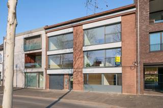<p>Ontdek dit prachtige, volledig gerenoveerde appartement gelegen in een kleinschalig gebouw pal in het centrum van Mortsel, op wandelafstand van het Fort van Mortsel. Dit appartement werd recent tot in de puntjes vernieuwd met kwalitatieve materialen en een hedendaagse afwerking:</p>
<ul>
<li>
<p>Stijlvolle <strong>visgraat</strong> parketvloer die warmte en karakter uitstraalt.</p>
</li>
<li>
<p>Keuken in notelaar en afgewerkt met een keramisch keukenblad in marmerlook met moderne toestellen en strakke lijnen.</p>
</li>
<li>
<p>Nieuwe ramen, deuren, elektriciteit en sanitair, alles klaar voor zorgeloos wooncomfort.</p>
</li>
<li><strong>EPC A</strong></li>
</ul>
<h3>Indeling</h3>
<ul>
<li>
<p>Lichtrijke leefruimte met grote raampartijen.</p>
</li>
<li>
<p>Moderne open keuken in marmerlook en warme houttint.</p>
</li>
<li>
<p>2 volwaardige slaapkamers.</p>
</li>
<li>
<p>Vernieuwde badkamer met eigentijdse afwerking.</p>
</li>
<li>
<p>Apart toilet.</p>
</li>
<li>
<p>Eigen berging in het appartement</p>
</li>
</ul>
<p>Dit appartement combineert modern comfort met sfeervolle elegantie in centrale en levendige omgeving.</p>
<br /><br /><strong><br /></strong>