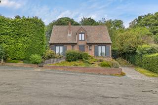 <p>In de rustige en groene Potaardestraat in Dilbeek vind je deze ruime villa, die je meteen een gevoel van thuiskomen geeft. Gelegen in een residentiële en rustige zone, biedt deze woning met haar royale perceel van 10a31 alle troeven om er je eigen plek van te maken. De brede gevel van 13 meter geeft het pand een statige, evenwichtige uitstraling, en dat gevoel van ruimte zet zich binnenin volledig door. Bij binnenkomst verwelkomt de inkomhal je met een natuurlijke overgang naar de verschillende leefruimtes. De lichtrijke woonkamer met cassette vormt het kloppende hart van de woning, ideaal om te ontspannen of samen te komen. De aangrenzende ingerichte keuken sluit hier vlot op aan, en een lichtrijk bureau biedt de mogelijkheid om thuis te werken zonder in te boeten op privacy.</p><p> </p><p>Op de eerste verdieping vind je drie ruime slaapkamers van respectievelijk 20,75 m², 12,78 m² en 12,09 m², verbonden via een praktische nachthal. De badkamer op deze verdieping biedt voldoende ruimte voor comfort. Een kelder en een inpandige garage vervolledigen de indeling en zorgen voor extra bergruimte en gemak. Deze villa uit 1977 beschikt over een terras, een tuin en een garage met bijkomende parkeermogelijkheid – ideaal voor wie graag buiten vertoeft of meerdere wagens wil stallen. Een extra troef is de mogelijkheid om de tuin verder uit te breiden, dankzij de optie om het achterliggende stuk grond aan te kopen of te huren.</p><p> </p><p>De ligging in Dilbeek combineert rust met bereikbaarheid: winkels, scholen, openbaar vervoer en een sportcentrum bevinden zich allemaal in de nabije omgeving, terwijl de rustige residentiële buurt garant staat voor een aangename leefomgeving. Wie op zoek is naar een woning met veel potentieel, een royale ruimte-indeling en een groene omgeving, vindt hier een uitgelezen kans. Liefde op het eerste gezicht? Aarzel niet en plan snel een bezoek in via ons kantoor – wij nemen je graag mee doorheen deze woning vol mogelijkheden.</p>