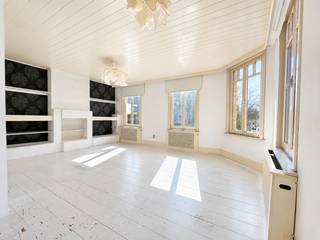 Goed gelegen hoekappartement, van maar liefst 140m2, pal in het historisch centrum van Nieuwpoort op enkele passen van het Marktplein en op wandelafstand van de Kaai, het openbaar vervoer, winkels, restaurants,… Het appartement met voordeur in de Hoogstraat heeft een eigen ruime inkomhal. Op de eerste verdieping bevindt zich de ruime living met veel lichtinval en een uniek uitzicht op de Onze-Lieve-Vrouwekerk, een aparte keuken met berging, WC, (slaap)kamer/bureel met terrasje. De tweede verdieping bevat twee ruime slaapkamers, waarvan één met zithoek en aparte dressing, een badkamer met lavabo, ligbad/douche, toilet en een zolderruimte. <br />Geen renovatieverplichting<br />Asbestveilig<br />Conforme elektriciteit
