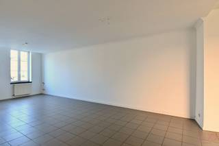 Ontdek dit charmante gelijkvloerse appartement, gelegen in een karaktervolle voormalige stadsboerderij, midden in de historische kern van Zoutleeuw. Dankzij de unieke ligging aan de Kleine Gete en op wandelafstand van winkels, horeca en voorzieningen, geniet u hier van een ideale combinatie van rust en bereikbaarheid. Het gebouw dateert van het begin van de 20e eeuw en werd in 2003 gerenoveerd met aandacht voor hedendaags comfort en modernere technieken. <br /><br />Via de gemeenschappelijke trappenhal betreedt u de privatieve inkomhal met apart gastentoilet. De lichtrijke en bijzonder ruime leefruimte vormt het hart van het appartement en omvat een gezellige zithoek, een eetplaats en een open geïnstalleerde keuken. Aansluitend bevindt zich een berging met aansluitingen voor wasmachine en droogkast, alsook de CV-installatie.<br /><br />Het grote raam met achterdeur zorgt voor een aangename lichtinval en biedt directe toegang tot de binnenkoer en autostaanplaats met privatief genotsrecht. <br /><br />Het nachtgedeelte bestaat uit een nachthal, twee volwaardige slaapkamers en een badkamer uitgerust met een douche-in-bad en een dubbele wastafel.<br /><br />Met een beperkte opfrissing kan dit appartement volledig naar uw smaak worden ingericht en is het meteen instapklaar. Bovendien werd het pand in het verleden succesvol verhuurd, wat het ook bijzonder interessant maakt als investering. Er geldt eveneens geen energetische renovatieverplichting dankzij het D-label.<br /><br />Extra troef: het bovenliggend appartement is tevens vrij van gebruik en kan als investering mee aangekocht worden aan dezelfde prijs, met andere woorden 430.000,- EUR voor het geheel.<br /><br />Bent u op zoek naar betaalbaar wonen of een interessante opbrengsteigendom op een topligging? Dan is dit een kans die u niet wilt missen.<br /><br />Contacteer ons vandaag nog op 011 70 70 19 voor een bezoek!