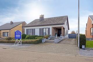 Gelijkvloerse woning op een perceel van 8a 68ca te koop in Klein-Vorst, LaakdalIn de Nieuwstraat, nabij het centrum van Klein-Vorst, vinden we deze...