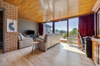 <strong>Op te frissen bel-etage met zonnige tuin in de geliefde Polderstad</strong><br /><br />Bent u op zoek naar een ruime gezinswoning op een rustige, groene locatie waar u nog volledig uw eigen stempel op kunt drukken? Dan is deze bel-etagewoning aan de Zuidwendelaan 51 in de gegeerde Polderstad zeker een bezoek waard.<br /><br />Met een bewoonbare oppervlakte van ca. 156 m² op een perceel van 177 m² biedt deze woning heel wat ruimte en een praktische indeling. De woning dateert uit 1977, werd steeds goed onderhouden en vormt de ideale basis voor wie op zoek is naar een woning die naar eigen smaak kan worden opgefrist.<br /><br />Bij aankomst beschikt u over een private oprit en een ruime garage, ideaal voor wagen, fietsen en extra opslag. Via de inkomhal bereikt u de technische berging en een afzonderlijk gastentoilet. De garage geeft rechtstreeks toegang tot het terras en de aangename tuin, waar u dankzij de gunstige oriëntatie de hele dag door van de zon kunt genieten. <br /><br />Op de eerste verdieping bevindt zich de lichtrijke leefruimte, waar grote raampartijen zorgen voor een aangename natuurlijke lichtinval. De halfopen keuken sluit mooi aan op de woonkamer en biedt tal van mogelijkheden om een hedendaagse leefkeuken te creëren. Vanuit de leefruimte heeft u toegang tot een tweede terras, voorzien van een recente zonnewering. Zowel aan de voor- als achterzijde werden bovendien recent zonnescreens geplaatst, wat bijdraagt aan het wooncomfort.<br /><br />De tweede verdieping omvat drie volwaardige slaapkamers, ideaal voor een gezin, thuiswerk of hobbyruimte. De ruime badkamer is uitgerust met een inloopdouche, een lavabo en een tweede toilet.<br /><br />De ligging vormt zonder twijfel één van de grootste troeven van deze woning. Polderstad is een bijzonder geliefde woonwijk dankzij haar rustige, kindvriendelijke karakter en de overvloed aan groen. Op wandelafstand bevindt zich de Hobokense Polder, een prachtig natuurgebied van maar liefst 170 hectare waar u heerlijk kunt wandelen, fietsen of genieten van de natuur. Tegelijk woont u hier vlak bij scholen, winkels, openbaar vervoer en belangrijke invalswegen, waardoor u geniet van de perfecte balans tussen rust en bereikbaarheid.<br /><br />Deze woning biedt een uitstekende opportuniteit voor wie op zoek is naar een ruime gezinswoning op een toplocatie, met alle mogelijkheden om ze volledig naar eigen smaak te moderniseren.<br /><br />Interesse? Contacteer Xander via 0497 18 10 84 of xander@reds.be voor meer informatie of een bezoek ter plaatse.