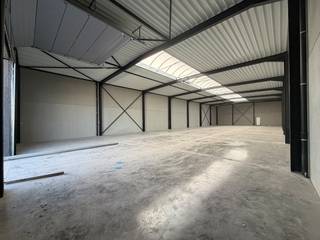Loods met 3 privatieve parkeerplaatsen (t.h.v. de eenheid - zie plan). <br />Oppervlakte van 630 m², met afzonderlijke ingang en poort. <br /><br />Nuttige afmetingen: <br />- Hoogte loods (tot aan de spant): ca. 5,70 meter<br />- Breedte loods: ca. 15 meter<br />- Diepte loods: ca. 42 meter<br />- Hoogte poort: ca. 4,50 meter<br />- Breedte poort: ca. 4 meter <br /><br />Andere pluspunten: <br />- 13 gemeenschappelijke parkeerplaatsen; <br />- degelijk geïsoleerd: PIR 10 cm;<br />- branddetectie; <br />- eigen tellers water en elektriciteit; <br />- mogelijkheid tot installeren toilet en lavabo. <br /><br />Huurprijs: 2900 EUR excl. btw / maand<br />Provisie kosten onderhoud gemeenschappelijke delen: 150 EUR / maand