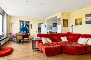 <p><strong>SALE AND LEASEBACK </strong>het eigendom wordt verkocht met een levenslang notarieel huurcontract van € 1.300,00/maand, waardoor je meteen geniet van een stabiel <strong>rendement van 5 %.</strong></p>
<p>Dit indrukwekkende appartement bevindt zich op de befaamde Esmoreitlaan in hartje Linkeroever. Een plek die geniet van de ultieme combinatie tussen rust, groen en stedelijke bereikbaarheid.</p>
<p>Op de 4<sup>de</sup> verdieping van de knap onderhouden “Habitim Tower” word je verwelkomd in dit zonnig appartement. De ruime inkomhal werd voorzien van een gastentoilet en leidt je verder naar de leefruimte, waar het adembenemende uitzicht meteen de show steelt. Het prachtige panorama over de groene omgeving en de skyline van Antwerpen, met de kathedraal als eyecatcher, creëert een uitzicht waar je urenlang in kan wegdromen.  </p>
<p>De keuken werd praktisch ingericht met een inductiekookplaat, oven, dampkap, dubbele spoelbak en afwasmachine. Verder werd er nog een aparte bergruimte voorzien met aansluitingen voor was- en droogmachine. Daarnaast beschikt het appartement over 2 ruime slaapkamers (15,60 m² &amp; 13 m²), die beide toegang bieden tot het gezellige terras van 7,50 m², dé perfecte plek om volledig tot rust te komen. De badkamer werd uitgerust met een douche-bad, dubbele lavabo en toilet.</p>
<p>Als kers op de taart is er nog een praktische ondergrondse autostaanplaats voorzien, wat het comfortplaatje helemaal compleet maakt!</p>
<p><strong>Maandelijkse kosten: </strong>Provisie van<strong> </strong>€ 367,16/maand (wordt per kwartaal opgevraagd). </p>
<p><strong>Technische gegevens: </strong>centrale verwarming op gas (collectief) via een condenserende ketel, voornamelijk HR-beglazing in PVC.</p>
<p><strong>Stedenbouwkundige inlichtingen en bodemattest in aanvraag. Asbestveilig (maar niet asbestvrij). Bevindt zich niet in een risicozone voor overstromingen (P-score C en G-score A). Renovatieverplichting niet van toepassing.</strong></p>