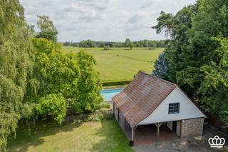 <p><span>Ruime villa met uniek wijds uitzicht, zwembad en een groot polyvalent bijhuis op een rustige locatie in Brasschaat</span></p><p><span> </span></p><p><span>Gelijkvloers </span></p><p><span>Ruime inkomhal dewelke toegang geeft tot de verschillende ruimtes en voorzien van een gastentoilet. </span></p><p><span>Vooraan bevindt zich een ruime bureaukamer.</span></p><p><span>Achteraan bevindt zich de grote leefruimte met houtkachel. </span></p><p><span>Via een schuifdeur toegang tot een tweede leefruimte/polyvalente ruimte. </span></p><p><span>Ruime open, landelijke, keuken voorzien van een fornuis, oven en dubbele gootsteen. </span></p><p><span>Aansluitend aan de keuken een bijkeuken voorzien van een kookplaat met dampkap, dubbele spoelbak, microgolfoven, oven, vaatwasmachine, koelkast met diepvries. Aansluitend aan de bijkeuken een grote koelcel, opgedeeld in 2 ruimtes. </span></p><p><span>Verder nog een technische ruimte waar zich de technieken van de cv-installatie bevinden. </span></p><p><span> </span></p><p><span>Eerste verdieping </span></p><p><span>Via een gezandstraalde eiken trap toegang tot de overloop van de eerste verdieping. </span></p><p><span>4 grote slaapkamers waarvan de masterslaapkamer een ensuite dressing en badkamer geniet dewelke voorzien is van een lavabomeubel en een ligbad. Verder hier nog een zolderruimte dewelke veel opbergplaats voorziet. </span></p><p><span>Een tweede vernieuwde badkamer voorzien van een inloopdouche met regenshower, lavabomeubel en handdoekradiator. </span></p><p><span>Verder nog een vestiairekast en een apart toilet.</span></p><p><span> </span></p><p><span>Tuin </span></p><p><span>Mooie, ruime én onderhoudsvriendelijke tuin dewelke optimale privacy geniet. </span></p><p><span>Aansluitend aan de woning een aangelegd terras. </span></p><p><span>Achteraan de tuin bevindt zich een groot verwarmd zwembad van 15 x 7 meter voorzien van automatische filtersysteem en nieuwe pomp.</span></p><p><span>Een absolute plus aan de villa is het ruime bijhuis met plaats voor het stallen van auto’s (overdekt) en achteraan een leefruimte met apart sanitair voorzien van een lavabomeubel, toilet en douche. Verder op het gelijkvloers nog een technische/opslag ruimte. Op de eerste verdieping van het bijhuis bevindt zich nog een open ruimte en een afgesloten ruimte. </span></p><p><span>Verder nog een overdekt, aangelegd terras met houthaard en achteraan houtmijt.</span></p><p><span> </span></p><p><span>Bijzonderheden</span></p><p><span>Groot bewoonbaar volume </span></p><p><span>Instapklaar </span></p><p><span>Snelle beschikbaarheid </span></p><p><span>Optimale privacy gelegen aan een natuurgebied, met wijds zicht op weilanden en enkel plaatselijk verkeer wegens doodlopende wijk</span></p><p><span>Leuke, onderhoudsvriendelijke tuin met uniek uitzicht en zwembad </span></p><p><span>Zeer goed EPC (16 zonnepanelen, condenserende gasketel, isolatie)</span></p><p><span>Elektrische keuring conform</span></p><p><span>Hier en daar aan update toe</span></p><p><span>Volledig gelijkvloers wonen mogelijk </span></p><p><span>Nabij belangrijke uitvalswegen naar Antwerpen en Nederland </span></p><p><span>Wonen en werken aan huis – kantoor/praktijk aan huis </span></p><p><span> </span></p>