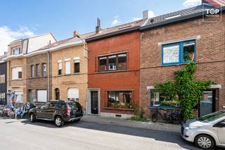 <p>Deze woning is gunstig rustig gelegen in de wijk Moscou/Gentbrugge, met winkels, scholen en openbaar vervoer in de nabije omgeving. Openbaar groen, zoals wijkpark De Porre, de Gentbrugse Meersen, het Liedermeerspark en de monding van de Leie in de Schelde bevinden zich op wandelafstand. Ook het centrum van Gent is vlot bereikbaar, zowel met de fiets als met het openbaar vervoer (tram, bus en trein). Dit alles gecombineerd met een gunstige verbinding naar de belangrijkste invalswegen R4/E17/E40.</p>
<p>Indeling:</p>
<p>De woning beschikt op het gelijkvloers over een brede inkomhal, een lichtrijke leefruimte met zicht op de tuin, een bureau met leeshoek en een ruime keuken met veel lichtinval en dubbele deuren naar de tuin. Een betonnen trap leidt naar de bergkelder.</p>
<p>Op de eerste verdieping bevinden zich een grote slaapkamer en de badkamer, voorzien van lavabo, toilet en bad met douche.</p>
<p>De zolderverdieping is momenteel ingericht als één volwaardige ruimte, maar biedt de mogelijkheid om twee volwaardige slaapkamers te creëren.</p>
<p>Buiten zijn er twee terrassen en een zuidoost georiënteerde tuin, met fijne plekjes om te genieten van een hapje en een drankje, in de schaduw van de metershoge bomen, of liever in de zon?</p>
<p>Interesse in deze TOPPER? Contacteer dan snel Top Vastgoed voor een bezoek op het nummer 0475 700 700</p>