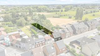 <p>Te koop: gesloten bebouwing in Lebbeke, op korte afstand van het centrum, station en alle voorzieningen.</p>

<p> </p>

<p>Deze woning combineert een gunstige ligging met een praktische indeling. Dankzij de nabijheid van openbaar vervoer, parken en invalswegen geniet je van vlotte verbindingen en een aangename leefomgeving. De ruime slaapkamers bieden meerdere mogelijkheden voor inrichting, terwijl de zongerichte tuin met groot terras uitnodigt tot buitenleven. Het EPC-label C maakt dit een energiezuinige keuze.</p>

<p> </p>

<p>Belangrijkste ruimtes:<br />• Ruime living (26 m²) met veel lichtinval<br />• Keuken (21 m²) uitgerust met inductiekookplaat, oven, koelkast, vaatwasser en dubbele spoelbak<br />• Twee slaapkamers (27 m² en 17 m²), waarvan één met ingemaakte kasten<br />• Badkamer (14 m²) met ligbad, dubbele wastafel in meubel en toilet<br />• Bureel (15 m² en 14 m²) ideaal voor thuiswerk<br />• Berging (7 m² en 5 m²) voor extra opslag<br />• Kelder (14 m²)<br />• Zongerichte tuin (610 m²) met groot terras</p>

<p> </p>

<p>Troeven:<br />• Gunstige locatie nabij centrum, station en voorzieningen<br />• Ruime slaapkamers met diverse mogelijkheden<br />• Zongerichte tuin en groot terras</p>

<p> </p>

<p>Neem vandaag nog contact op met je ERA-makelaar voor een bezoek.</p>

<p> </p>

<p>JOUW DROOMHUIS. ZO GEVONDEN!</p>