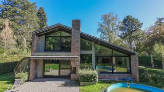 <p>Op een absolute toplocatie in Schilde bevindt zich deze karaktervolle seventiesvilla, gelegen op een perceel van 3.425 m². De woning combineert royale leefruimtes, drie slaapkamers, twee badkamers en een ruime garage met een prachtige zuidwest georiënteerde tuin. Deze woning ademt de typische charme en ruimtelijkheid van de jaren zeventig en biedt dankzij haar genereuze oppervlaktes tal van mogelijkheden voor wie op zoek is naar een gezinswoning met karakter.</p>
<p><strong>GELIJKVLOERS<br /></strong><strong>Inkomhal 19m²</strong> met gastentoilet, handenwasser en ingebouwde vestiairekast.<br /><strong>Woonkamer 73m²,</strong> deels op natuursteen en deels op vast tapijt, voorzien van ingemaakte kasten en een TV-meubel in mahoniehout.<br /><strong>Keuken 47m²</strong> op tegel met kookeiland en ontbijthoek, uitgerust met inductiekookplaat, koelkast, diepvriezer, vaatwasser, microgolfoven, heteluchtoven, dampkap en spoelbak.<br /><strong>Hoofdslaapkamer 15m²</strong> op parket.<br /><strong>Badkamer 16m²</strong> met ligbad, dubbel lavabomeubel, ingemaakte kasten en toilet.<br /><strong>2de slaapkamer 16m²</strong> op parket met ingemaakte kasten.<br /><strong>3de slaapkamer 14m²</strong> op parket met ingemaakte kasten.<br /><strong>2de badkamer 10m²</strong> met ligbad in mozaïek, enkel lavabomeubel, ingemaakte kasten en toilet.<br /><strong>Ruime garage 53m²</strong> op tegel met uitgietbak en verschillende werkruimte van <strong>28 m² &amp; 15 m².</strong></p>
<p>Zuidwestgeoriënteerde tuin met een terras van 40m².</p>
<p><strong>1STE VERDIEPING<br /></strong><strong>Bureel 31m²</strong> op parket met toegang tot het balkon.<br /><strong>Wasplaats 4m²</strong> op tegel.</p>
<p><strong>BIJZONDERHEDEN</strong><br />Deze woning valt onder de renovatieplicht. Binnen de 6 jaar na aankoop dient deze energetisch gerenoveerd te worden naar minstens een EPC score D.<br />Kruipruimte, centrale verwarming op stookolie, aansluiting voor aardgas voorzien, ondergrondse stookolietank van 4.000 liter, dubbele beglazing en schrijnwerk in meranti hout.</p>
<p><strong>POSITIEVE PUNTEN<br /></strong>Senventies villa<br />Absolute toplocatie<br />+- 107 meter straatbreedte<br />Zuidwest georiënteerde tuin</p>