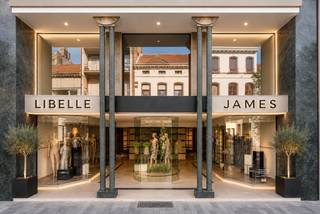 PRACHTIG UNIEK GOED ONDERHOUDEN PAND IN DE STATIONSTRAAT <strong>VAN 700 M²</strong> GROOT MET <strong>ACHTER UITWEG</strong> / GARAGE / MAGAZIJN VIA REGENTIESTRAAT <br /><br />Zeer ruime en veelzijdige commerciële ruimte met een aantrekkelijke uitstraling en bijzonder veel etalagemogelijkheden. De eigendom beschikt over maar liefst 3 verdiepingen, waardoor er naast de ruime winkel- of handelsruimte ook volop mogelijkheden zijn voor magazijn, burelen, stockageruimte en diverse andere invullingen.<br />Een uitzonderlijk pand dat heel veel ruimte en mogelijkheden biedt voor een bijzonder <strong>interessante huurprijs</strong>. Ideaal voor ondernemers die op zoek zijn naar een ruime, representatieve en multifunctionele locatie waarbij prijs-kwaliteit absoluut een grote troef is.<br />