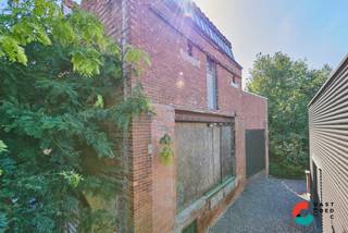 Ben je op zoek naar een centraal gelegen project met vergunning voor het creëren van een unieke B&B? Dan is dit renovatieproject in hartje Peer precies wat je zoekt!<br /><br />LIGGING:<br />Het pand is gelegen in Peer centrum, aan de achterkant van de Standaard Boekhandel. Via de parking van supermarkt Alvo of via de Noordervest, bereikt men de B&B. Dichtbij belangrijke voorzieningen zoals winkels, restaurants en openbaar vervoer. Bovendien zijn er in de buurt tal van recreatiemogelijkheden, zoals parken, wandel- en fietsroutes - wat het extra interessant maakt voor het uitbaten van een B&B. <br /><br />INDELING volgens de plannen:<br />Gelijkvloerse verdieping:<br />- Slaapkamer met inloopkast<br />- Badkamer<br /><br />Verdieping: <br />- Leefruimte met veel natuurlijk lichtinval<br />- Open keuken<br />- Vestiaire <br />- Apart toilet<br />- Ruim terras<br /><br />Kelderverdieping:<br />- Open ruimte <br />- Mogelijkheid fietsenberging<br /><br />EXTRA TROEVEN:<br />+ Veel lichtinval door uniek Sheddak<br />+ Vergunning aanwezig<br />+ Plannen aanwezig<br />+ Gratis ondergronds parkeren<br />+ Unieke investeringskans<br /><br />INTERESSE:<br />Wil je dit pand graag bezichtigen of wens je meer informatie? Neem contact met ons op en we helpen je dichtblij verder!