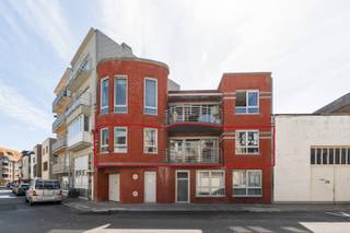<strong>Wenduine: ruim 3 slaapkamer appartement te koop in een kleinschalige residentie met lift!</strong><br />Op zoek naar een ruim en instapklaar appartement op een toplocatie aan zee? Dan is dit prachtige appartement beslist een bezoek waard. Gelegen op slechts 100 meter van de zeedijk, geniet u hier van een rustige ligging in een zijstraat van de Kerkstraat, terwijl winkels, het zwembad en het openbaar vervoer zich op wandelafstand bevinden.
<p><strong>Indeling</strong><br />Via de inkomhal komt u terecht in de leefruimte met een volledig uitgeruste open keuken. Dankzij de grote raampartijen heeft u directe toegang tot het zuidwestgericht terras. De eerste slaapkamer beschikt over een ensuite badkamer met douche, wastafel en toilet. Aan de achterzijde van het appartement bevinden zich nog twee volwaardige slaapkamers en een 2e badkamer, uitgerust met een dubbele wastafel en een ligbad.</p>
Troeven:
<ul><li>Op slechts 100m van de zeedijk</li><li>Instapklaar en uitstekend gelegen</li><li>Energiezuinig met een gunstig EPC van 168 Kwh/m²</li><li>lift aanwezig in het gebouw</li></ul>
Deze unieke combinatie van troeven, zorgt ervoor dat dit de ideale woonst of 2e verblijf vormt. Meer informatie? Contacteer Ilse op het nummer 0456 96 04 61.<br />