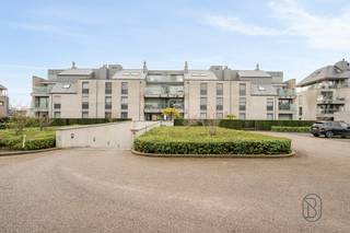 Mooi afgewerkte ruime penthouse met 4 terrassen en zicht op park Baron Casier.Deze penthouse is topgelegen in het centrum, aan de ingang van Park...