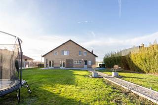 For a visit or more information, call Saimen: 0470 79 24 20 or email saimen@cornelis-partners.be.This well-maintained and bright home is located in a...