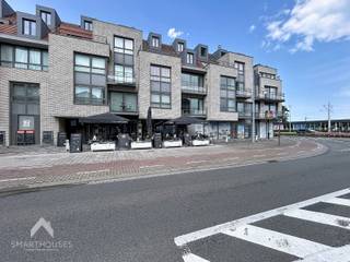 <p>Instapklaar appartement op een interessante locatie nabij de jachthaven en het centrum bestaande uit een inkomhal, gezellige leefruimte met eet-en zithoek, uitgeruste open keuken, 2 slaapkamers, ingerichte badkamer (douche, lavabomeubel en toilet), was/bergplaats en 2 terrassen (straatzijde en achterzijde).</p>
<p>Extra troeven:</p>
<ul>
<li>Energiezuinig</li>
<li>Conforme keuring elektriciteit</li>
<li>Lift aanwezig</li>
<li>Gemeenschappelijke fietsenberging</li>
<li>Op wandelafstand van allerlei winkels, tramhaltes, jachthaven en het centrum</li>
<li>Instapklaar</li>
</ul>
<p>Dit appartement is te koop ZONDER makelaar via het concept van Smart Houses! Verdere inlichtingen of bezoek? Contacteer rechtstreeks de eigenaar via 0474/40.37.06</p>