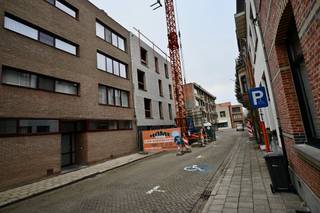 Leuk gelijkvloers appartement met 1 slaapkamer en tuintje ! Indeling : Inkomhal , slaapkamer , badkamer , apart toilet , woonkamer met open keuken ,...
