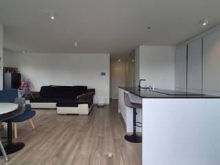 <p><span>SINT-NIKLAAS</span><span> - Nabij het centrum, Waasland Shoppingcenter en vlot bereikbaar via de invalswegen kan u dit luxueuze appartement vinden in een kleinschalige residentie.</span></p><p><span> </span></p><p><span>Alvast enkele troeven op een rij:</span></p><ul><li><span>BEN-appartement: zeer laag verbruik met vloerverwarming gekoppeld aan warmtepomp</span></li><li><span>Ruim terras</span></li><li><span>Voorzien van gordijnen en verlichting</span></li><li><span>Zeer gunstig gelegen vlakbij het centrum en diverse invalswegen</span></li></ul><p><span> </span></p><p><span> </span></p><p><span>De indeling is als volgt:</span></p><p><span>Inkomhal, gastentoilet, badkamer met dubbele lavabo en inloopdouche, twee slaapkamers, </span></p><p><span>zonnige leefruimte met grote, luxe-keuken (voorzien van inductiekookplaat Bora, ruime koelkast, vaatwas, combi-oven, diepvries) en aanpalend een ruim terras.</span></p><p><span>Bij het appartement horen ook nog een buitenparkeerplaats én een ruime garagebox.</span></p><p><span> </span></p><p><span> </span></p><p><span> </span></p><p><span>Beschikbaar: </span><span>1/07/2026</span></p><p><span>Huurprijs </span><span>: 995 Euro per maand</span></p><p><span>Algemene kosten</span><span>: 80 Euro per maand (incl. voorschot verwarming en warm water)</span></p><p><span>EPC</span><span>: 68 E-PEIL 43</span></p><p><span> </span></p><p><span>Interesse? Vraag dan snel je bezoek aan via onze website!</span></p>