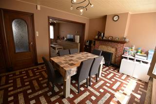 Ruime woning met statige gevel in het hart van Wevelgem, op 150m van het station, ruime inkom, aparte ingerichte keuken, terras, 3 slaapkamers, grote zolder volledig geïsoleerd.