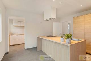 <strong>IDEALIS VASTGOED – Schitterend volledig vernieuwde woning met een heerlijke open leefruimte, luxe keuken, 3 ruime slaapkamers, twee badkamers én een ruime wasplaats! Dit heerlijke huis bevindt zich op een perceel van maar liefst 7a 94ca vlak bij het centrum van Eksel - EEN MUST VISIT! -<br /><br />LIGGING: </strong><br />Deze woning biedt rust en privacy en is gelegen in een rustige woonstraat! Omliggende gemeenten zoals Pelt en Peer zijn vlot bereikbaar, tevens is er de gunstige ligging t.o.v. de Noord-Zuid verbinding.<br /><br /><strong>INDELING:<br />Gelijkvloers:</strong><br />- Sfeervolle inkomhal – heerlijke lichtrijke dubbele woonkamer – praktisch ingerichte keuken – achter inkom met apart toilet – badkamer, voorzien van dubbele lavabo, douche, kastruimte en verwarmde handdoekenrek – wasplaats, voorzien van aansluitingen voor wasmachine en droogkast – linnenkast<br /><br /><strong>Eerste verdieping:</strong><br />- Nachthal – slaapkamer 1 – slaapkamer 2 – slaapkamer 3 – badkamer, voorzien van lavabo en douche – linnenkast -<br /><br /><strong>Kelder:</strong><br />- Koele kelder -<br /><br /><strong>Zolder:</strong><br />Zolderruimte, geïsoleerd op de vloer<br /><br /><strong>Tuin: </strong><br />- Gedeeltelijk nieuw aangelegde tuin (794m²) –<br /><br /><strong>BIJZONDERHEDEN:</strong><br />- Volledig vernieuwde woning!<br />- Wat werd vernieuwd?: dak,  vernieuwde technieken en leidingwerk, stucwerk, schrijnwerk in PVC, keuken, badkamer, vloeren, binnendeuren, …<br />- Vloerverwarming op gelijkvloers<br />- Warmtepompen op verdieping<br />- Verwarmd op gas<br />- Voorzien van inbouwspots<br />- Volledige woning reeds nieuw geschilderd!<br />- Toffe indeling<br />- GEEN renovatieverplichting!<br />- INSTAPKLAAR EN DIRECT BESCHIKBAAR<br /><br /><strong>EPC: </strong>271kWh/m² jaar – 20251120-0003738246-RES-1<br /><br /><strong>O-peil: </strong>niet overstromingsgevoelig<br />P-score: A<br />G-score: A<br /><br /><strong>Benieuwd naar deze woning? Ons IDEALIS Team geeft U met plezier en steeds vrijblijvend de nodige informatie via e-mail, ter plaatse of op ons kantoor te Pelt.<br />Wenst U advies omtrent uw eigen woning? Graag plannen wij vrijblijvend met U een afspraak in om onze expertise met U te delen, steeds tot Uw dienst!!<br />Neem contact op met IDEALIS VASTGOED op 011/515 565 of mail naar info@idealisvastgoed.be!</strong><br /><strong>Stedenbouwkundige Inlichtingen:</strong><br />Bouwvergunning - Woongebied - Geen dagvaarding - Geen voorkooprecht – Geen verkavelingsvoorschriften