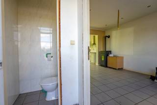 Deze woning biedt mogelijkheid voor wie op zoek is naar een betaalbare woning die verder naar eigen smaak kan worden ingericht en gemoderniseerd.<br /><br />Op het gelijkvloers bevindt zich vooraan de woonkamer, gevolgd door de keuken. Aansluitend is er een praktische ruimte met trap naar de verdieping en toegang tot de badkamer, die momenteel is ingericht met een douche en lavabo. Daarnaast is er een apart toilet.<br /><br />Op de eerste verdieping bevinden zich de slaapkamers. Via deze verdieping is ook de zolder bereikbaar, die extra bergruimte biedt.<br /><br />Achteraan beschikt de woning over een aangename tuin met terras en een aparte tuinberging en een mooi uitzicht dankzij de achtergelegen weien.<br /><br />De woning vraagt verdere opfrissing en renovatie, maar beschikt over een goede basis en biedt interessante mogelijkheden voor wie zelf de handen uit de mouwen wil steken. Bovendien zijn er reeds zonnepanelen aanwezig.<br /><br />Dankzij de ligging aan de Kapelsestraat zijn het centrum van Kapellen, winkels, scholen, openbaar vervoer en belangrijke verbindingswegen vlot bereikbaar.<br /><br />Een interessante woning voor wie op zoek is naar een renovatieproject met tuin en potentieel in Kapellen.<br /><br />Voor meer info of een bezoek: info@vastgoed03.be - 03/568.03.03