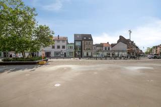 Ruim handelspand met top visibiliteit te koop in centrum Kapellen, vlak aan het dorpsplein. Handelsruimte ca. 80m² op het gelijkvloers met nog twee extra verdiepingen die kunnen dienen als kantoor, atelier, extra winkelruimte of opslag. Indeling:- Gelijkvloers van ca. 80m² - 2 bovenliggende verdiepingen (atelier, winkelruimte, bureau, opslag) van ca. 35m² per verdiepSpecificaties:- Recent bouwjaar: 2013- EPC KNR - Label B- Topligging in het centrum van Kapellen met veel visibiliteitBent u op zoek naar een handelspand in het centrum van Kapellen? Neem dan contact op met ons via 03 666 66 66 of via kapellen@dewaele.com.Wij geven u graag meer informatie. Bestuursmaatregelen in het maatregelenregister: nee